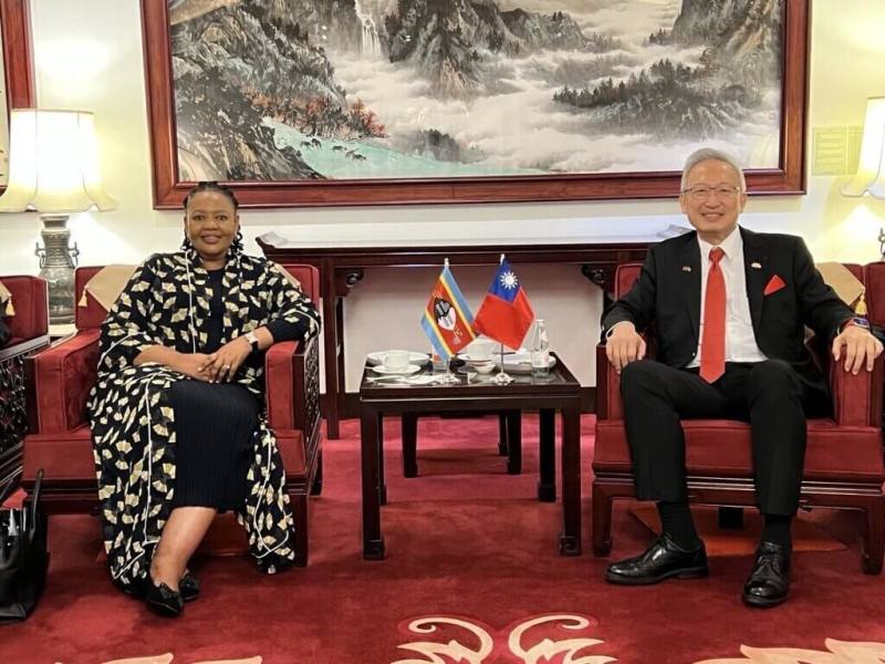 外交部政務次長吳志中（右）3日代表外交部前往桃園機場歡迎史瓦帝尼王國外交部長戴柏莉（Pholile Shakantu，左）抵台訪問。（外交部提供）