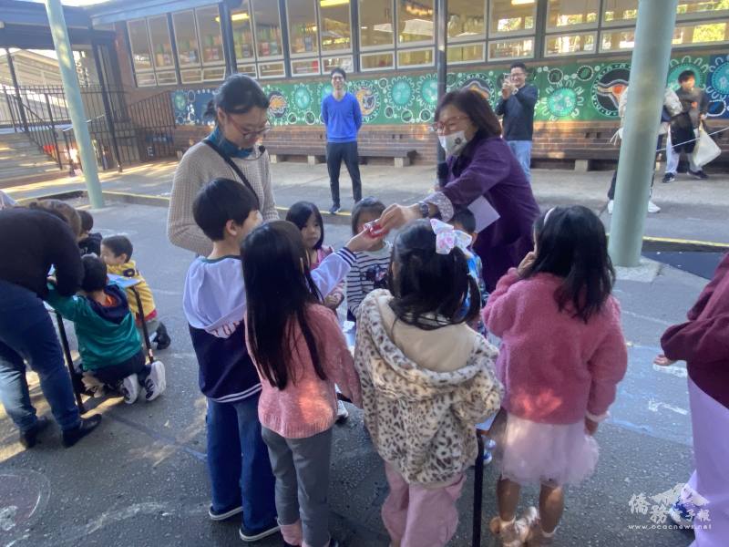 雪梨臺灣學校校長劉碧珍贈送糖果，獎勵正確回答端午節典故的同學