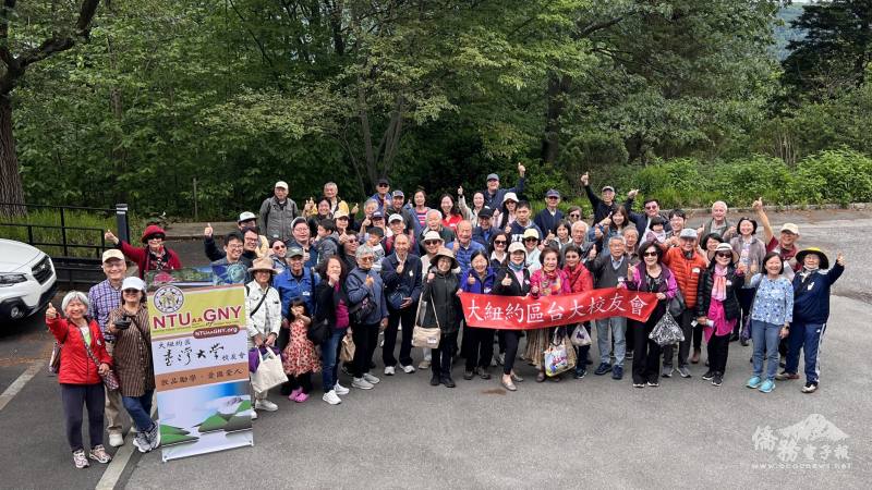 93名校友與親朋好友品粽春遊慶端午，踏青賞花一日遊