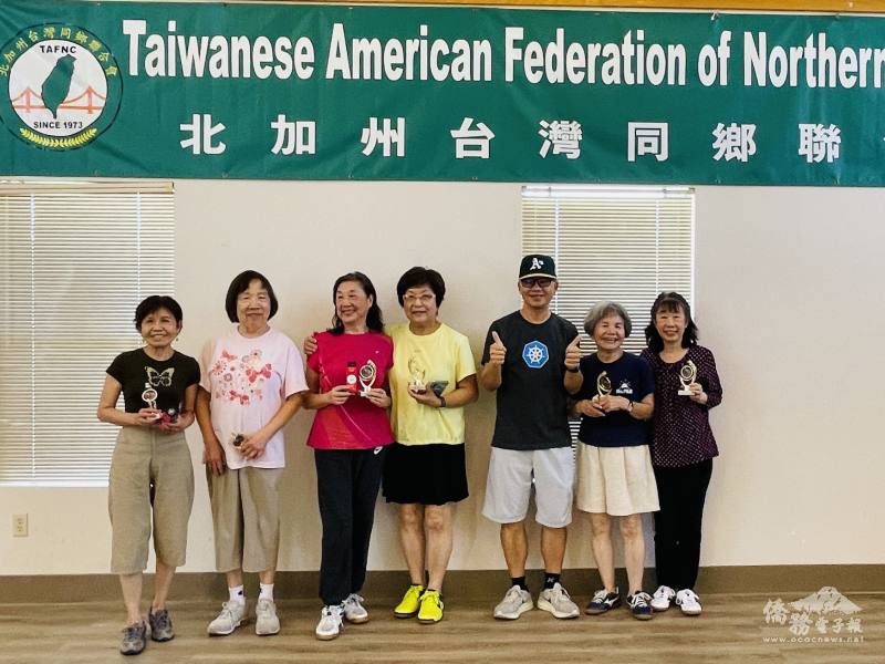 女子雙打得獎選手合影