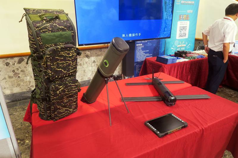 中科院3日展示勁蜂一型攻擊無人機，由單兵攜行背包、發射筒、平板電腦、無人機等，所組成全套系統