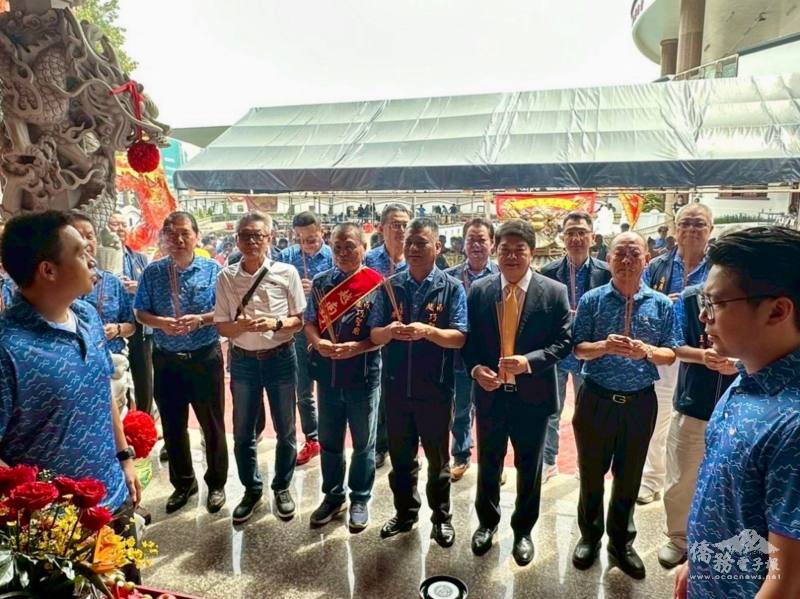 越南平陽省巧聖廟舉行巧聖仙師聖誕祭典