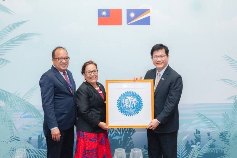 外交部長林佳龍（右1）3日晚宴馬紹爾群島共和國總統海妮（左2）一行，並致贈「元首肖像剪紙」。（外交部提供）