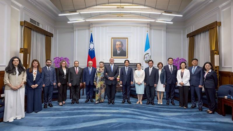 總統與瓜地馬拉共和國總統阿雷瓦洛訪團一行合影