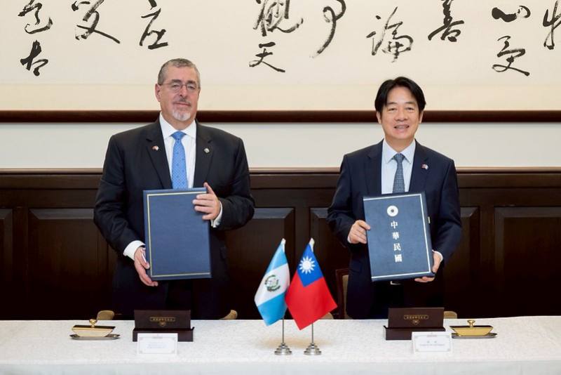 5日上午繼以軍禮歡迎瓜地馬拉共和國總統阿雷瓦洛（Bernardo Arévalo）伉儷後，賴清德總統偕同蕭美琴副總統在總統府與阿雷瓦洛總統進行雙邊會晤，兩國元首也共同簽署「半導體合作意向書」暨見證兩國簽署合作文件