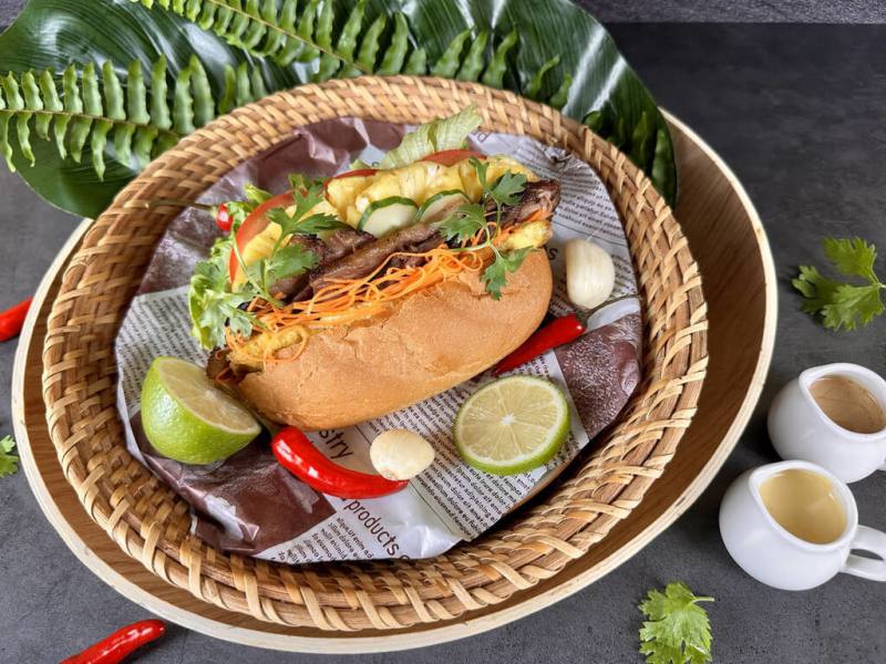 2025高雄啤酒音樂節將於7月4日至6日登場，市府並搭配推出「下酒菜料理競賽」，即日起至7日開放第一階段網路票選，預計選出18家業者前進試吃決賽。（高雄市經發局提供）