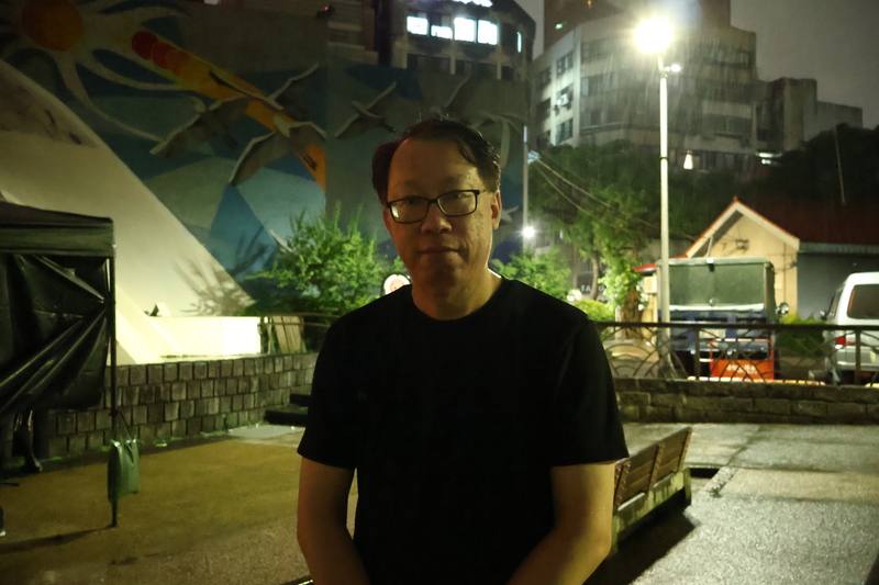 在台港人4日晚間在台北二二八和平公園舉辦六四燭光晚會。協辦活動的香港前荃灣區議員賴文輝（圖）表示，此次活動是以維園晚會的形式為藍本，再加入年輕人的意見及本土元素