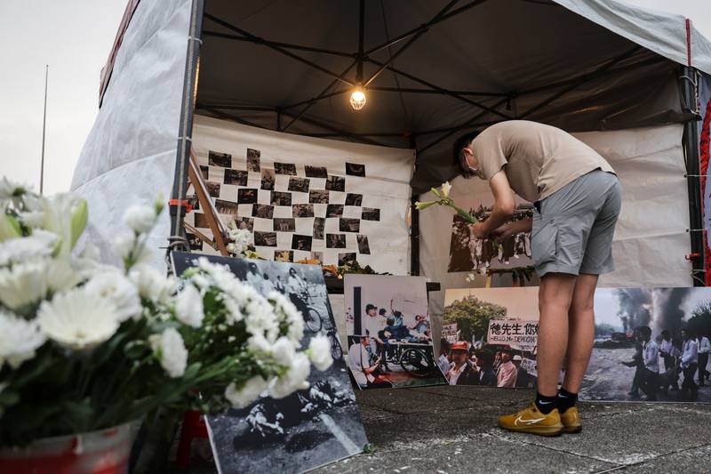 「抵抗跨境鎮壓，反對極權擴張」六四36週年紀念晚會4日在台北中正紀念堂廣場舉行，下午先開放哀悼亭供民眾致意，有人帶著鮮花到場鞠躬悼念