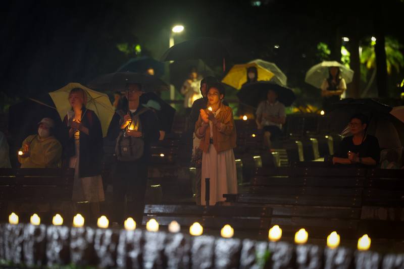 「在台港人六四燭光晚會」4日晚間在台北228和平公園舉行，儘管天氣不佳、飄著雨絲，仍有許多人到場持小燭光響應參與，悼念六四