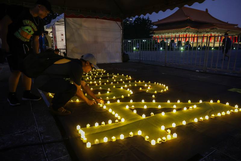 華人民主書院與多個民團4日晚間在台北中正紀念堂廣場舉辦六四36週年哀悼晚會，民眾以燭光點亮8964字樣