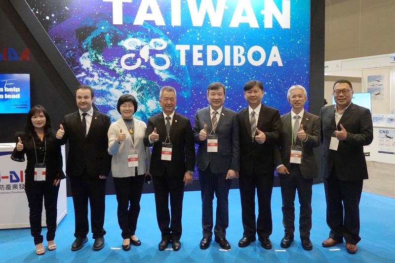 2025年日本國際無人機展4日在千葉縣開幕，台灣卓越無人機海外商機聯盟主席胡開宏（左4）領軍打造台灣館。駐日代表李逸洋（右4）表示，台日美無人機產業合作必能建立堅實的「非紅供應鏈」