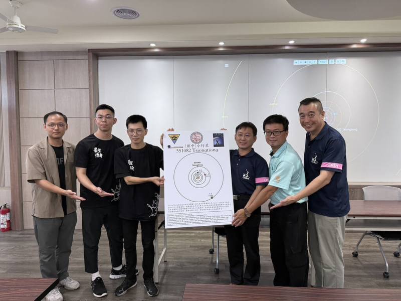 彰化高中校友、曾是天文研究社成員的謝孟邑（左3）及洪國睿（左2）在學期間發現未知小行星，畢業多年後以「彰中」台語命名，近期獲審核通過，2人4日一同返回母校致贈彰中小行星認證看板。（彰化高中提供）