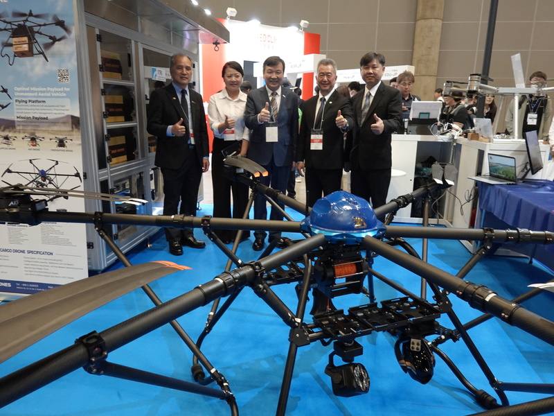 台灣卓越無人機海外商機聯盟主席胡開宏（右2）領軍參加2025年日本國際無人機展，特別打造台灣館。駐日代表李逸洋（左3）表示，如同過去在半導體產業的成功合作經驗，台日無人機產業合作也將成為新的典範