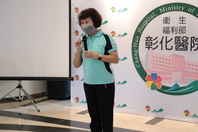 64歲的張麗華（圖）到彰化醫院骨科看診時，無意間看見五癌免費篩檢海報，順道接受乳房X光攝影檢查，意外發現早期乳癌並治癒，她為表達感恩，回醫院擔任志工，盼以親身經歷推廣癌症篩檢，讓更多人把握治療契機。（彰化醫院提供）