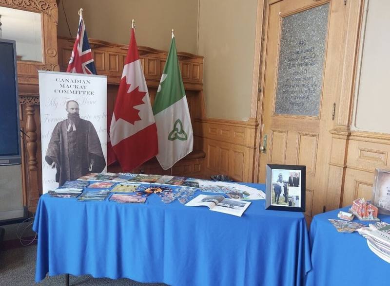 在加拿大安大略省議會內舉行的紀念馬偕茶會，現場有馬偕在台文物及事蹟介紹。（駐多倫多辦事處提供）