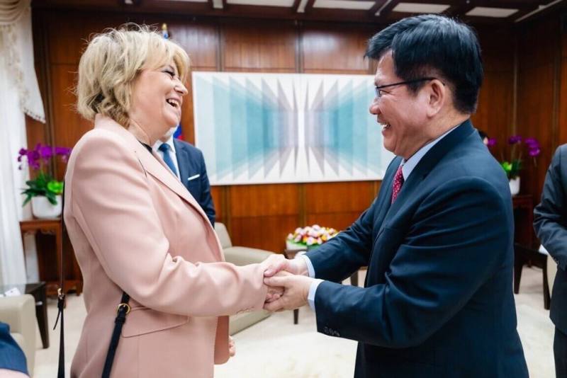 外交部長林佳龍於4日上午接見波蘭羅茲市（Łódź）市長茲丹諾夫斯卡（Hanna Zdanowska）。（外交部提供）