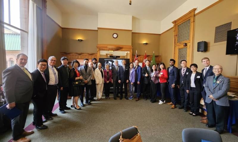 加拿大安省議員何德孟在省議會發表紀念馬偕聲明，駐多倫多辦事處長梁毅鵬及台灣僑界人士應邀見證。聲明發表後在省議會內舉行紀念馬偕茶會，眾人合影留念。（駐多倫多辦事處提供）