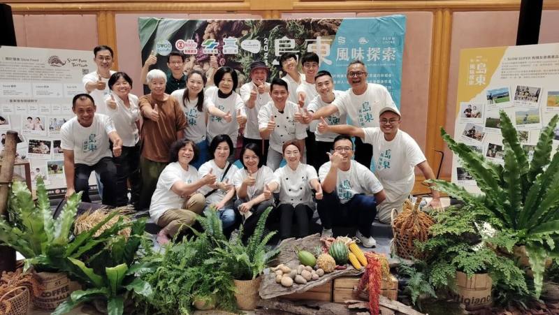 洲南鹽場執行長蔡炅樵（立者右）串連全台製鹽職人組成概念品牌「台灣鹽選隊」，希望讓曬鹽不再孤獨，讓更多風味獨具的「台灣鹽」在當代呼吸。（洲南鹽場提供）