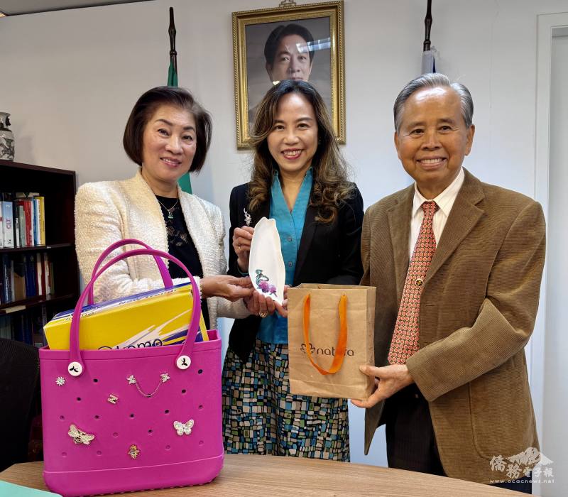 朱怡靜（中）與林幸昭（左）、劉學琳（右）互贈禮物