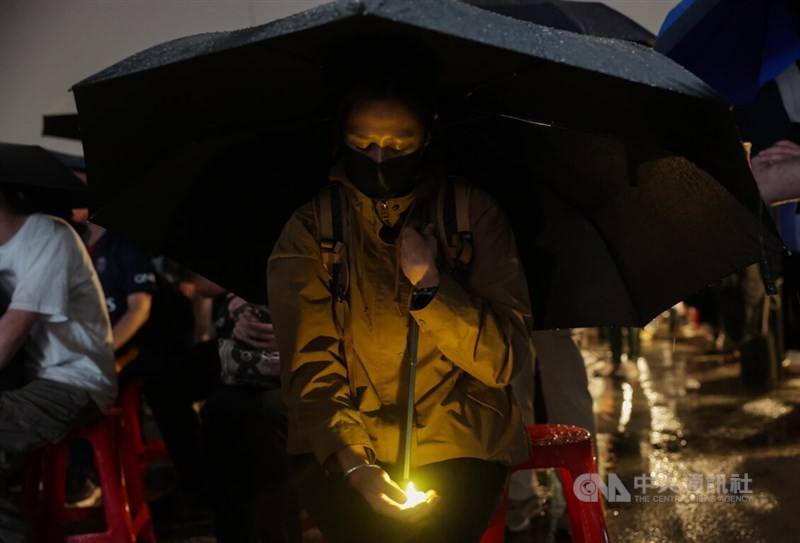 A mourner bows their head in silent tribute in the rain during a candlelight vigil in Taipei on Wednesday commemorating the June 4 Tiananmen Square crackdown. CNA photo June 4, 2025
