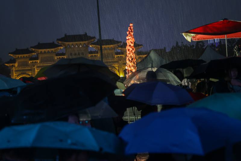 華人民主書院等民團4日在台北中正紀念堂廣場舉辦六四36週年哀悼晚會，大批民眾冒雨到場聲援，在「國殤之柱」旁一同默哀
