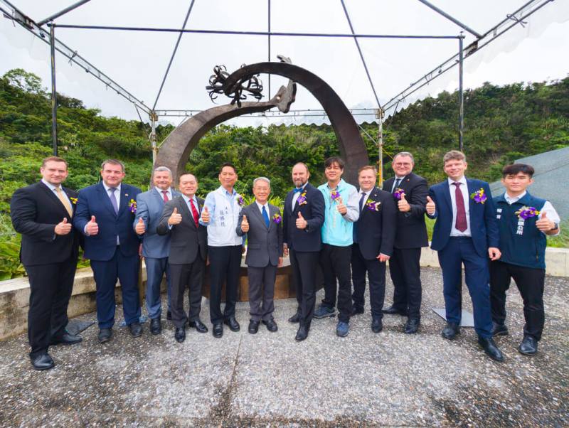 斯洛伐克特納瓦省府致贈藝術雕塑給宜蘭縣政府，4日在南方澳揭幕，特納瓦省長維酷比（Jozef Viskupič，另譯：魏古斯）（右6起）、宜蘭縣代理縣長林茂盛、宜蘭縣議長張勝德等人出席見證。（宜蘭縣政府提供）