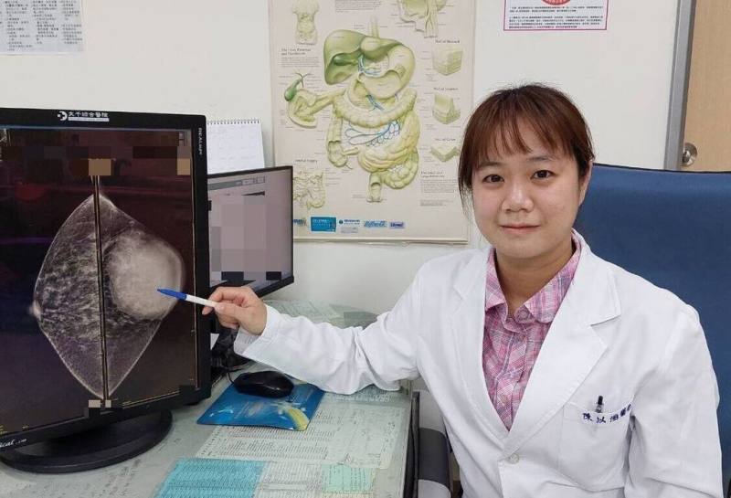 苗栗大千綜合醫院乳房外科醫師陳以涵（圖）指出，乳管內乳突瘤雖為良性腫瘤，但若伴隨非典型乳管增生，癌變機率將提高4、5倍，提醒女性朋友應重視乳房自我檢查及定期追蹤，才能及早發現異常。（大千醫院提供）