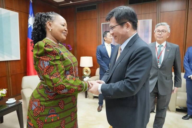 外交部長林佳龍於（右）4日接見史瓦帝尼王國外交部長戴柏莉（Pholile Shakantu，左）訪問團，雙方就台史雙邊合作與經貿投資等議題充分交換意見。（外交部提供）