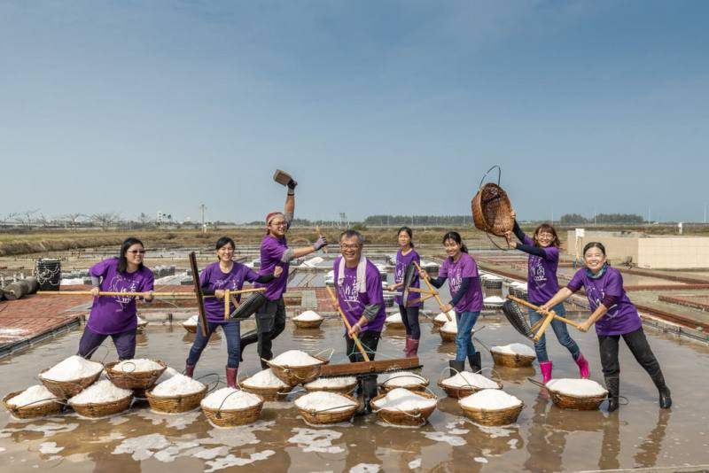 洲南鹽場執行長蔡炅樵（左4）因緣際會接下重整有百年歷史的洲南鹽場任務，挑戰性地復曬這片老鹽田，保存製鹽產業文化同時亦推廣環境教育。（洲南鹽場提供）