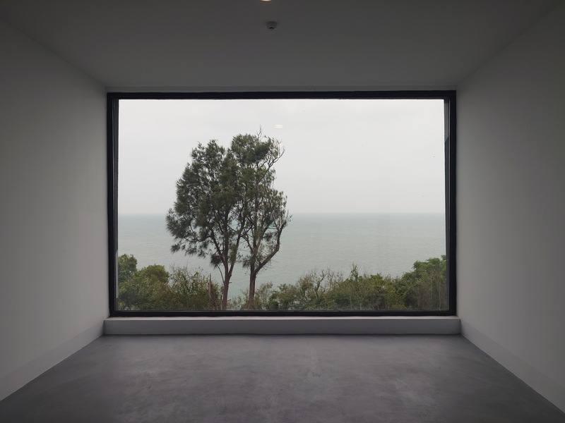 位於馬祖南竿四維村的舊軍事據點「77據點」由連江縣政府文化處轉譯活化後，目前變身為「等待美術館」，原本的營舍新設大片玻璃落地窗，巧妙利用窗外海景，將其納入展覽的意境