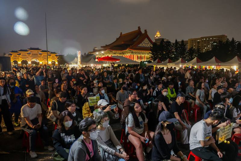 適逢六四天安門事件36週年，華人民主書院等單位4日晚間在台北中正紀念堂廣場舉辦哀悼晚會，儘管天公不作美，仍有大批民眾冒雨到場參與