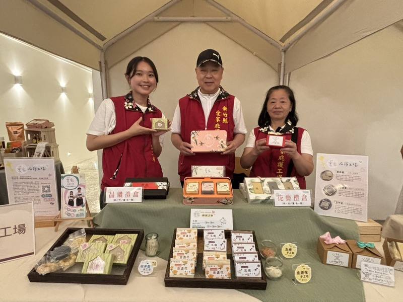 愛家庇護工場培訓身障者製作手工皂，推出以蜂鳥與水仙花為主視覺的手工皂禮盒，其中蜂鳥象徵輕盈堅韌、水仙花代表重生與不屈，藉此展現庇護員工努力不懈的精神