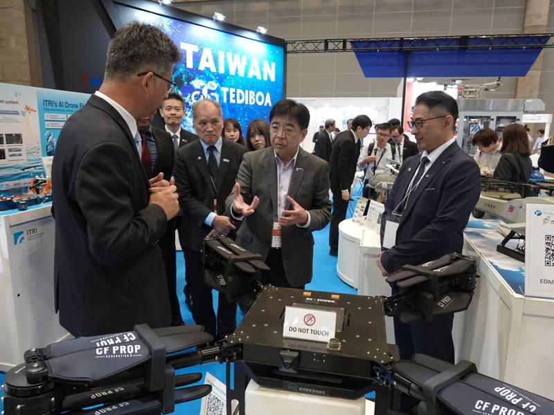 工研院參加日本國際無人機展（Japan Drone），展示包括長航時燃料電池無人機、物流無人機、AI無人機隊系統等6大技術，期望開啟台日產業合作。圖中為工研院院長劉文雄