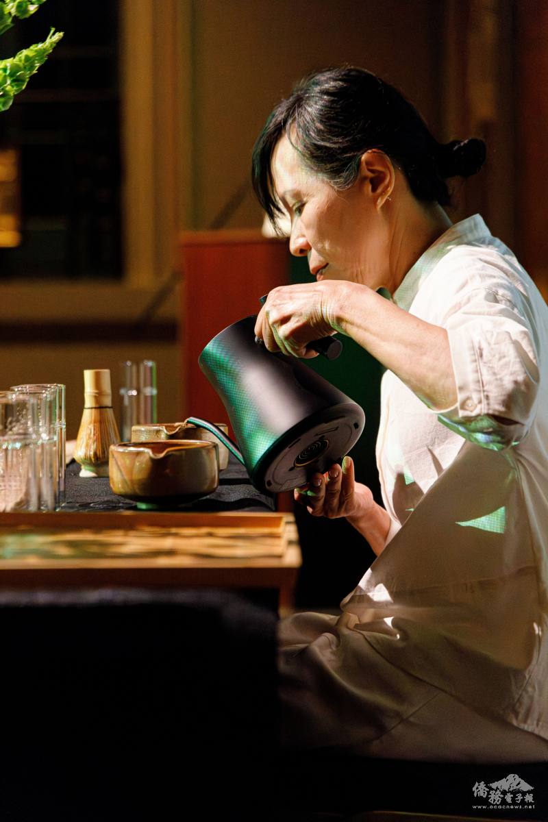 方堅愛屏氣凝神，演講中示範及講解如何準備茶席