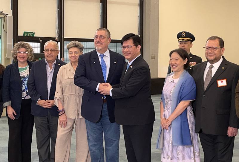 瓜地馬拉總統阿雷瓦洛（Excmo. Sr. Dr. Bernardo Arevalo）（左4）4日率團抵台訪問，外交部長林佳龍（左5）親自前往桃園國際機場接機，兩人握手致意、互動熱絡