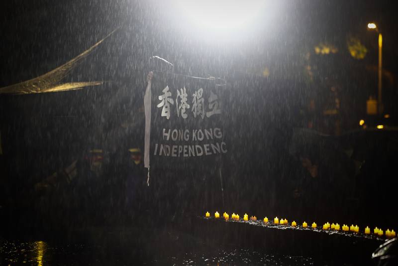 六四天安門事件迄今已滿36週年，在台港人4日晚間於台北228和平公園舉行燭光晚會，邀群眾追思悼念六四，有參與者手舉「香港獨立」旗幟表達立場