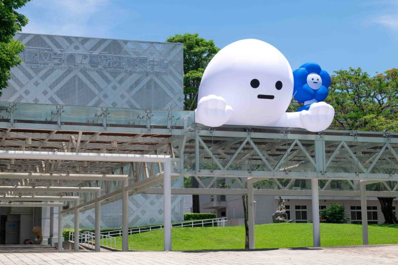 可愛雲朵阿Q的互動藝術裝置，以簡約而親和的形象，呼應自由、多元及充滿可能性的工藝能量，也象徵創作如雲般無拘、如花般綻放的姿態與想像，將這股屬於工藝的自由想像能量熱潮延續至8月底。
