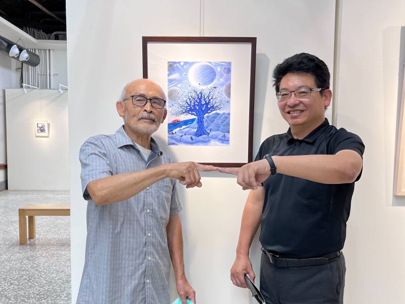 藝術家鍾復榮(左)與國立新竹生活美學館葉于正館長(右)於畫作前合影