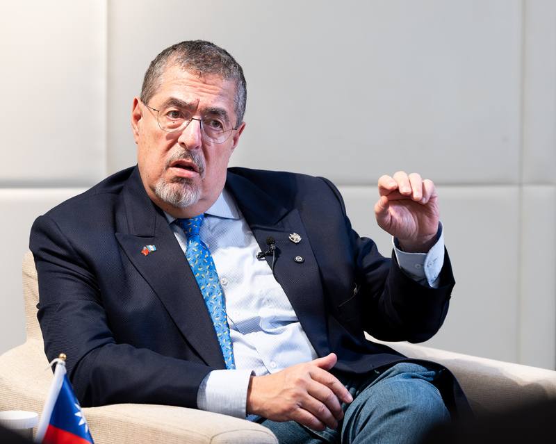 瓜地馬拉總統阿雷巴洛接受中央社專訪表示，台灣高科技產業走出自己的路，瓜地馬拉可以學習台灣的獨特經驗