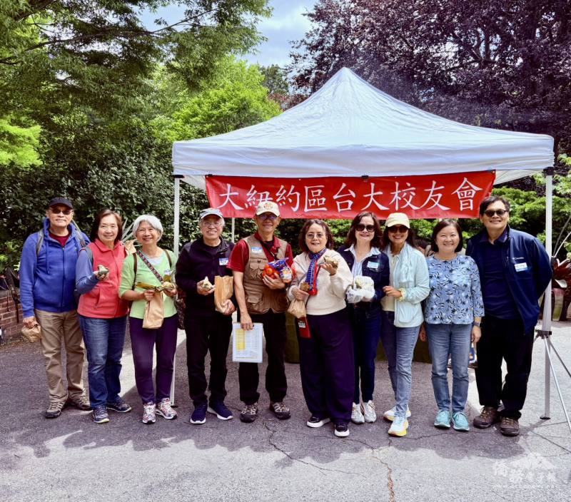 會長蘇斐璋（上圖左五）感謝團隊協助
