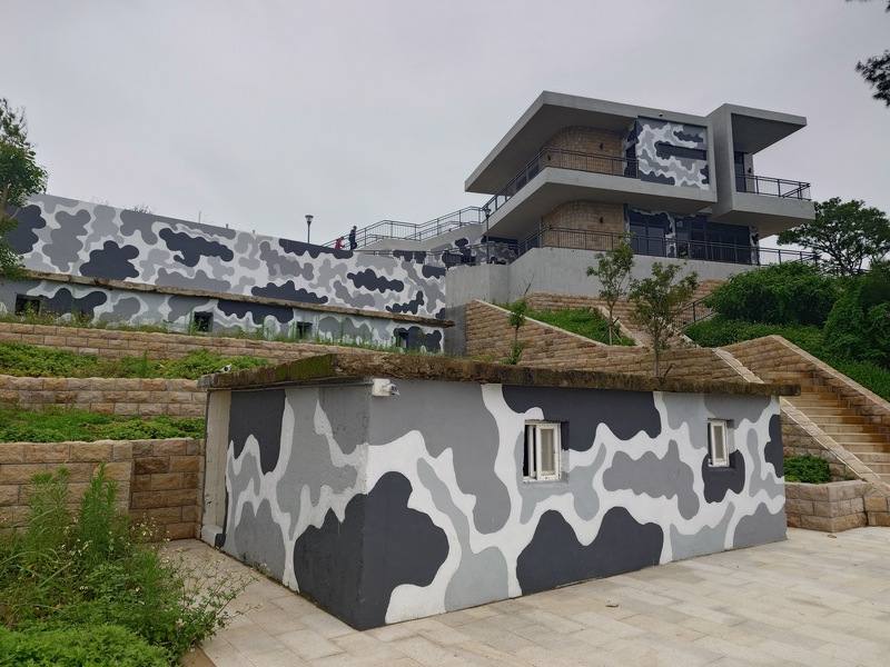 連江縣南竿鄉腰山遊憩園區由連江縣交通旅遊局主導興建，地處南竿制高點，占地約1公頃，由舊軍事營區改建，保留了部分營舍建築結，未來將提供餐飲與DIY體驗、智慧導覽等服務