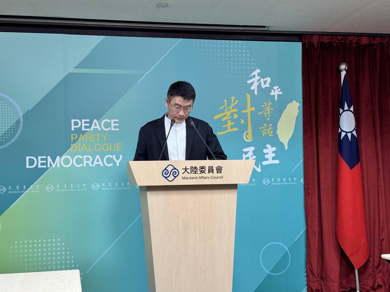 陸委會召開例行記者會，由副主委兼發言人梁文傑主持，說明查處台灣民眾持有中國大陸證件的情形