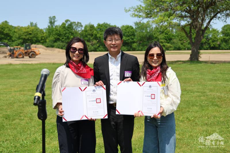 會長交接典禮，由滿任會長馮文欣(右)交棒給新任會長盧嘉雲(左)，芝加哥文教中心主任蔡季穎(中)代表僑委會頒發賀狀與感謝狀