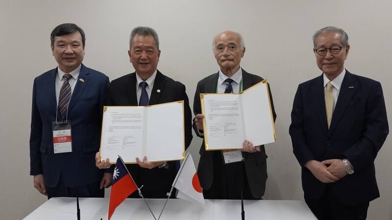 2025年日本國際無人機展4日在千葉縣開幕，台灣卓越無人機海外商機聯盟設台灣館參展，聯盟主席胡開宏（左2）與日本無人機產業振興協會副理事長千田泰弘在駐日代表李逸洋（左1）等的見證下簽合作備忘錄