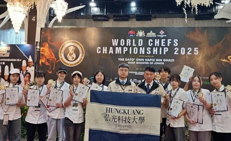 弘光科技大學食品科技系9名學生日前參加馬來西亞世界廚藝大賽，共獲1面特金、11面金牌、3面銀牌。（弘光科大提供）
