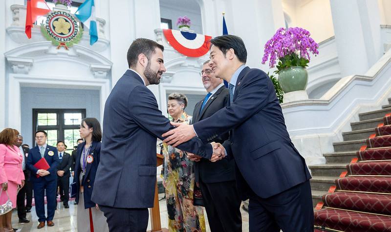 總統主持軍禮歡迎瓜國總統阿雷瓦洛伉儷　盼臺瓜在互惠互助基礎上持續交流合作　促進兩國繁榮發展