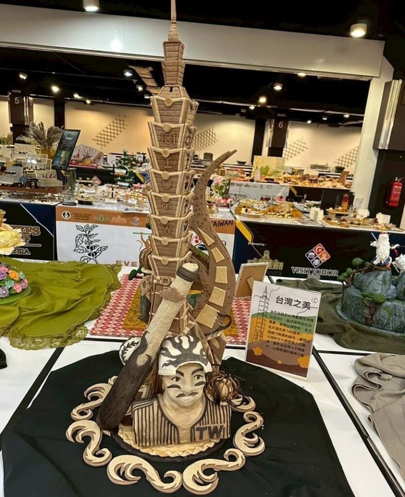 弘光科技大學食品科技系學生以「台灣之美」作品，在5月底舉行的馬來西亞世界廚藝大賽的麵包展示品項，榮獲1面特金。（弘光科大提供）