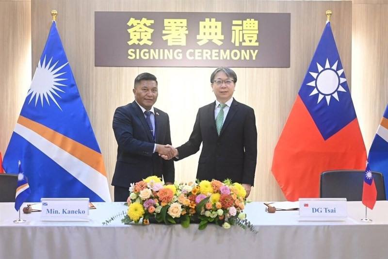 Director-General of Taiwan’s National Security Bureau (NSB), Tsai Ming-yen (right), and Marshall Islands Minister of Foreign Affairs and Trade, Kalani Kaneko (left), sign a Letter of Intent on June 4 to strengthen the security partnership between Taiwan a