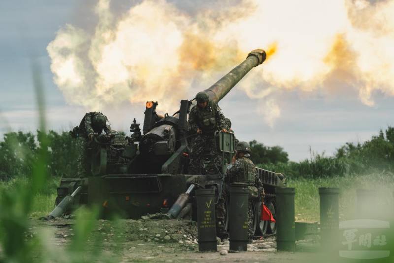 M110A2自走砲射擊