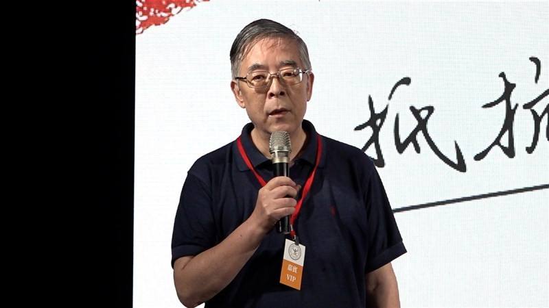 Wu Renhua, a Chinese scholar and survivor of the Tiananmen Square massacre, delivers a speech during a candlelight vigil in Taipei on Wednesday. CNA photo June 4, 2025